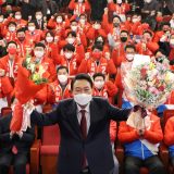 Yoon Suk‑yeol of the main opposition People Power Party poses with bouquets after he was elected President over Lee Jae‑myung of the ruling Democratic Party at the National Assembly in Seoul, South Korea, 10 March 2022. EPA/YONHAP　SOUTH KOREA OUT　EPA＝時事　写真提供：時事通信社