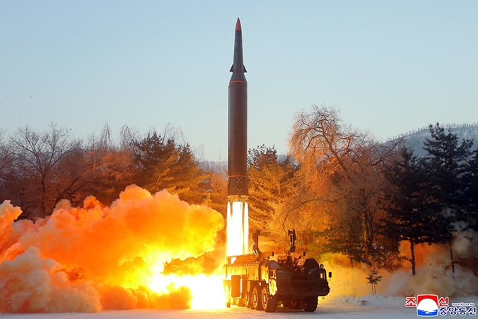 極超音速ミサイルの発射実験＝2022年1月5日（朝鮮中央通信＝共同）　写真提供：共同通信社