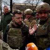 2022年4月4日、ウクライナの首都キーウ近郊ブチャで、報道陣に話をするゼレンスキー大統領（ロイター＝共同） 写真提供：共同通信社