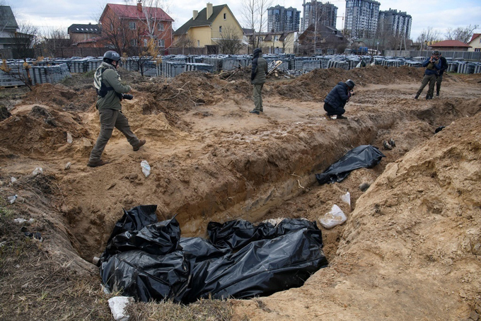 「民間人虐殺」拡大 　ウクライナ・ブチャで発見された遺体が入れられた袋＝2022年4月4日（ロイター＝共同）　写真提供：共同通信社