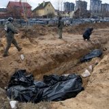 「民間人虐殺」拡大 　ウクライナ・ブチャで発見された遺体が入れられた袋＝2022年4月4日（ロイター＝共同）　写真提供：共同通信社