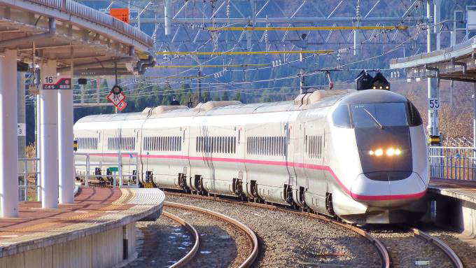 E3系新幹線電車「こまち」、田沢湖線・田沢湖駅（2012年撮影）