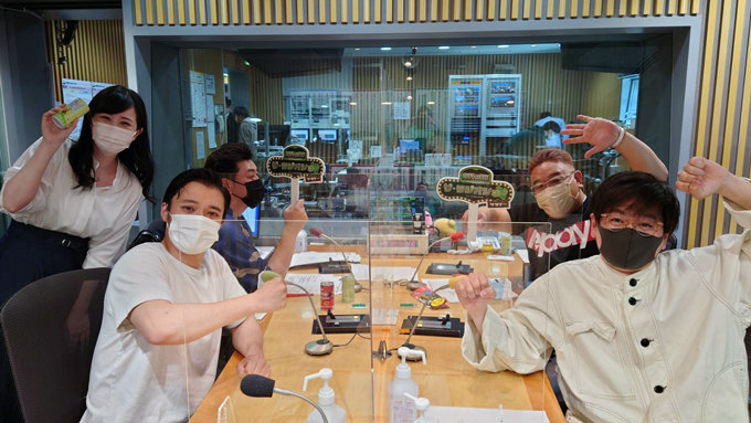 （前列）東京ホテイソン・ショーゴ、たける　（後列）サンドウィッチマン・富澤たけし、伊達みきお　（左）ニッポン放送・東島衣里アナウンサー