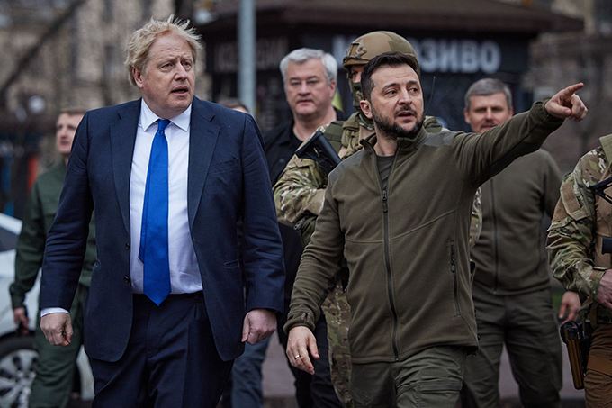 キーウ（キエフ）中心部を並んで歩くゼレンスキー大統領（右）とジョンソン英首相（ウクライナ・キーウ）　AFP＝時事　写真提供：時事通信
