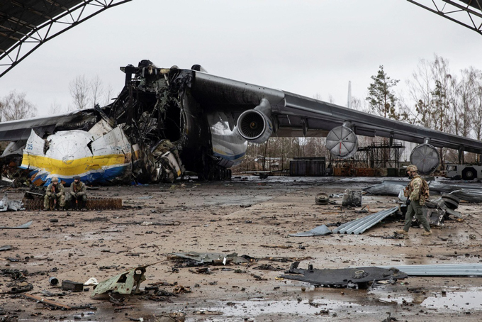 ウクライナ首都キーウ近郊ホストメリの空港で、ロシア軍に破壊された世界最大の貨物機アントノフ225「ムリーヤ」＝2022年4月2日（ロイター＝共同）　写真提供：共同通信社