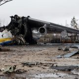 ウクライナ首都キーウ近郊ホストメリの空港で、ロシア軍に破壊された世界最大の貨物機アントノフ225「ムリーヤ」＝2022年4月2日（ロイター＝共同）　写真提供：共同通信社