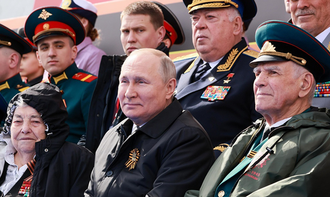 対ドイツ戦勝記念日の式典に出席したロシアのプーチン大統領（中央）＝2022年5月9日、モスクワ（タス＝共同）　写真提供：共同通信社