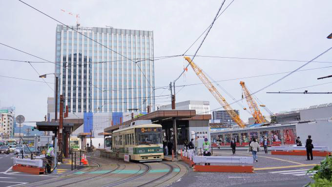 広島駅前を発着する路面電車。広島駅弁当は「広島電鉄」の社員食堂も受託している
