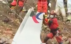 中国航空機　垂直墜落