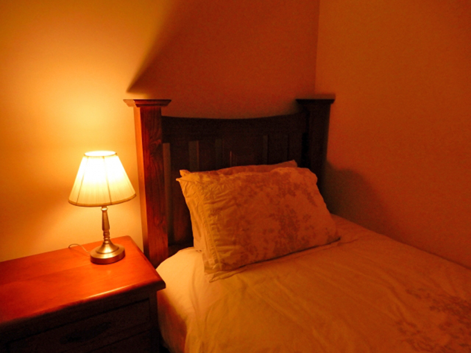 「明るい部屋」と「暗い部屋」、どちらで寝ると太りやすいか？