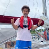 日本への帰還を果たし、ガッツポーズの辛坊治郎　淡輪ヨットハーバー　2021年8月24日