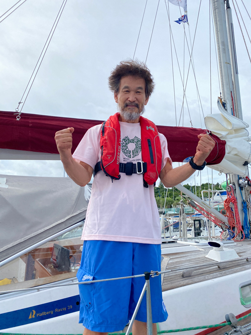 日本への帰還を果たし、ガッツポーズの辛坊治郎　淡輪ヨットハーバー　2021年8月24日