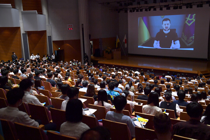 東洋大でオンライン講演をするウクライナのゼレンスキー大統領＝2022年7月4日午後、東京都文京区
