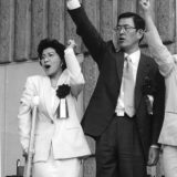 統一教会の集会に出席した桜田淳子（左）　右は夫の東伸行さん　撮影日：1993年04月　写真提供：産経新聞社