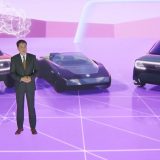 日産自動車の「長期ビジョン」を発表する内田誠社長兼CEO。奥は新型電気自動車のイメージ　撮影：2021年11月29日午前　写真提供：共同通信社