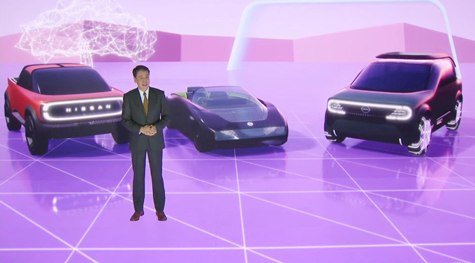 日産自動車の「長期ビジョン」を発表する内田誠社長兼CEO。奥は新型電気自動車のイメージ　撮影：2021年11月29日午前　写真提供：共同通信社