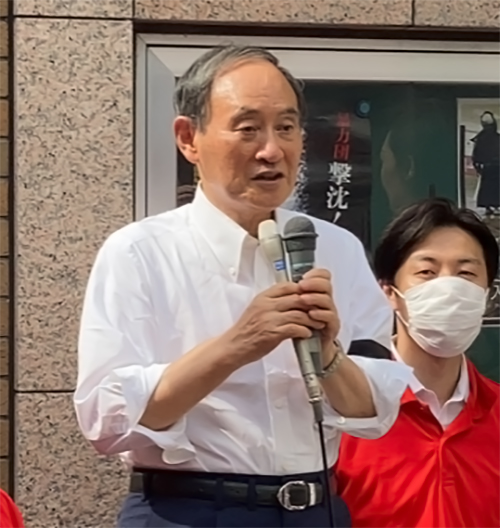 菅前総理は喪章をつけて演説に臨んだ（7月9日　横浜駅西口で）