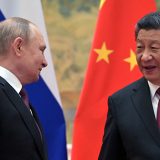 北京で、記念撮影に応じる中国の習近平国家主席（右）とロシアのプーチン大統領（中国・北京）　AFP＝時事　写真提供：時事通信
