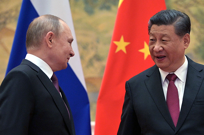 北京で、記念撮影に応じる中国の習近平国家主席（右）とロシアのプーチン大統領（中国・北京）　AFP＝時事　写真提供：時事通信