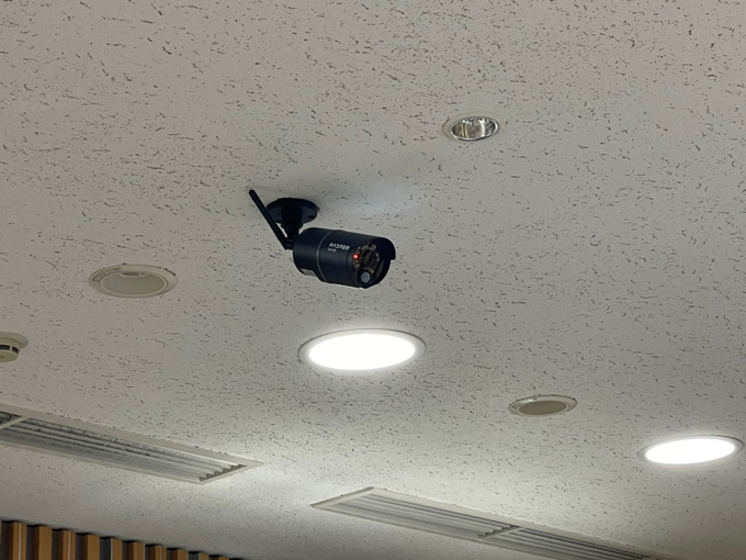 ニッポン放送のスタジオの天井についているカメラ