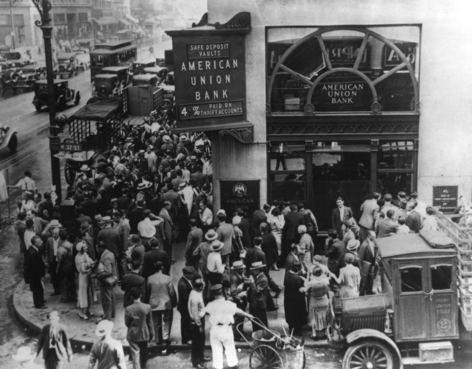 世界恐慌初期の取り付け騒ぎ時にニューヨークのアメリカ連合銀行に集まった群衆　PD