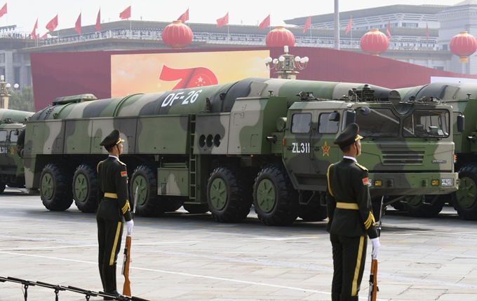 中国建国70年の軍事パレードに登場した中距離弾道ミサイル「東風26」＝2019年10月、北京の天安門前（共同）　写真提供：共同通信社