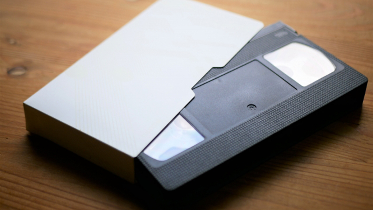 辛坊治郎「1日6時間かけて40年前のVHSテープをデジタル保存」 数百本に