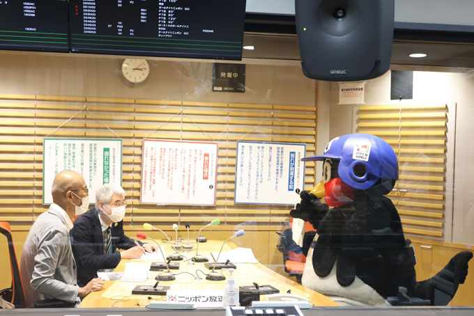 東京ヤクルトスワローズ「つば九郎」がニッポン放送を訪問！ 中川家、三宅裕司らの番組にサプライズ出演の写真