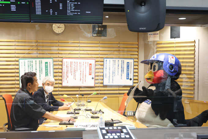 東京ヤクルトスワローズ「つば九郎」がニッポン放送を訪問！ 中川家、三宅裕司らの番組にサプライズ出演の写真