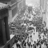 1929年の大暴落の後でウォール街に集まる群衆　　PD