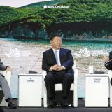 「東方経済フォーラム」全体会合に臨む（左から）安倍晋三首相（当時）、中国の習近平国家主席、ロシアのプーチン大統領　＝2018年9月12日、露ウラジオストク　 写真提供：産経新聞社