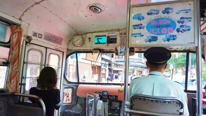 高山市街を走るボンネットバス