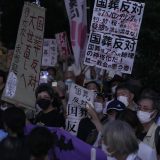 「哀悼を強制するな」安倍元首相の国葬に反対し、国会正門前で開かれた抗議集会で気勢を上げる人たち　2022年8月31日　写真提供：共同通信社