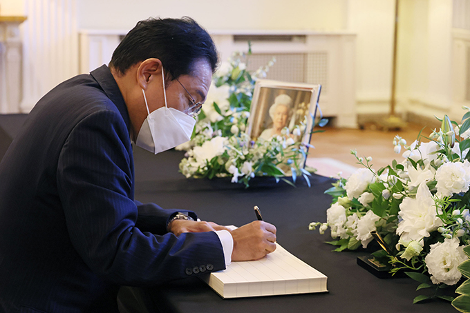 岸田総理がエリザベス女王国葬に「弔問外交のために参列意向だった」 報道が事実ならば「あり得ない失礼な話」 – ニッポン放送 NEWS ONLINE