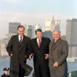 左からブッシュ、レーガン、ゴルバチョフ（1988年・ニューヨークにて） PD