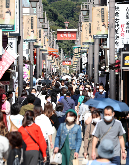 全国旅行支援が開始され、鎌倉の小町通りでは多くの観光客の姿が見られた＝2022年10月11日午後、神奈川県鎌倉市　写真提供：産経新聞社