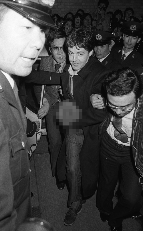 大麻不法所持で逮捕送検され、熱狂的なファンが詰めかけた中、警視庁に入るビートルズの元メンバー、ポール・マッカートニー（中央）撮影日：1980年01月18日　写真提供：産経新聞社