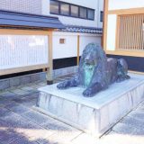 松阪市内にある「来遠（ライオン）像」