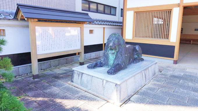 松阪市内にある「来遠（ライオン）像」