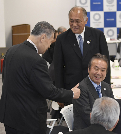 東京五輪・パラリンピック組織委の理事会に臨む高橋治之元理事（右）。左は森喜朗元会長＝2017年2月、東京都港区　写真提供：共同通信社