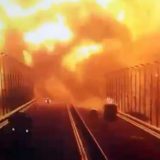 ロシア本土と結ぶクリミア橋の爆発現場で、炎が吹き上がる様子を撮影した監視カメラの映像　2022年10月8日（ゲッティ＝共同）　写真提供：共同通信社