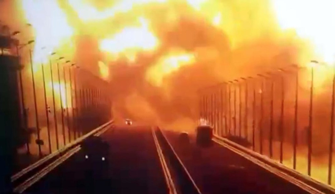 ロシア本土と結ぶクリミア橋の爆発現場で、炎が吹き上がる様子を撮影した監視カメラの映像　2022年10月8日（ゲッティ＝共同）　写真提供：共同通信社