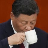 第20回中国共産党大会の活動報告の途中に飲み物を口にする習近平総書記（共同）　2022年10月16日