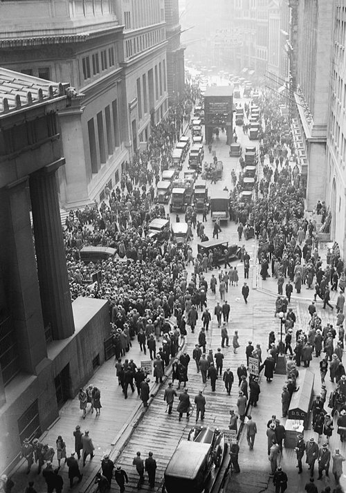 1929年の大暴落の後でウォール街に集まる群衆　　PD