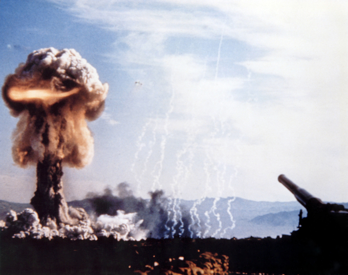 1953年に行われたW9核砲弾の実験。M65 280mmカノン砲で発射。核出力は広島に投下されたのと同じ15kt　PD