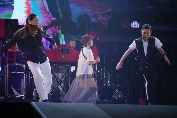 TRF・SAMとダンス共演する岡村隆史　～『ナインティナインのオールナイトニッポン歌謡祭 in 横浜アリーナ2022』より