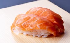 なぜ寿司に使われる鮭は「サーモン」と呼ばれるの？