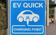 「羽田空港にはEVの普通充電器が5つしかない」　自動車評論家が語る 日本の電気自動車事情