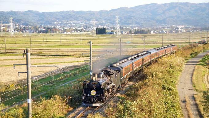C57形蒸気機関車＋12系客車・快速「SLばんえつ物語」、磐越西線・笈川～塩川間（2020年撮影）