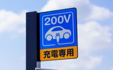 「日本は技術で勝負し、普通充電器を増やすべき」　電気自動車の普及が遅れる日本の課題を自動車評論家が指摘